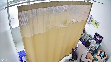 妇科医院检察室偷拍妹子脱掉内裤检查逼⭐男医生都会偷偷拍下来⭐没病人的时候就翻看手机慢慢回味 (4)