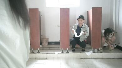 十二月私房最新流出佼佼者工厂宿舍女厕全景偷拍-1镜4位置临场感十足