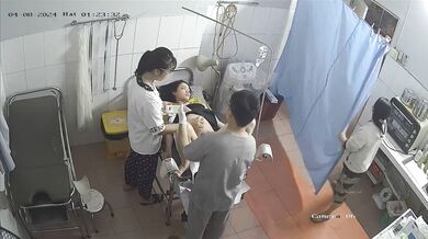 稀有❤️黑客破解医院妇产科监控摄像头❤️完美正面角度高清偷拍几个孕妇 ❤️最美年轻孕妇 阴蒂清晰可见 (21)