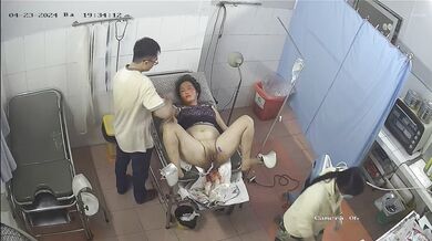 2024-4月新流出❤️黑客破解乡镇卫生院妇产科监控摄像头偷拍❤️孕妇这的医生牛叉穿着便衣就敢手术 (2)